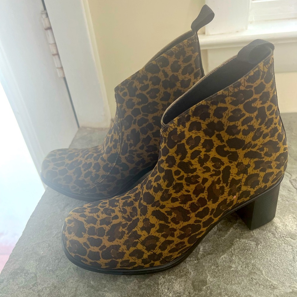 Cheetah Print Heeled Booties (Size 9)
